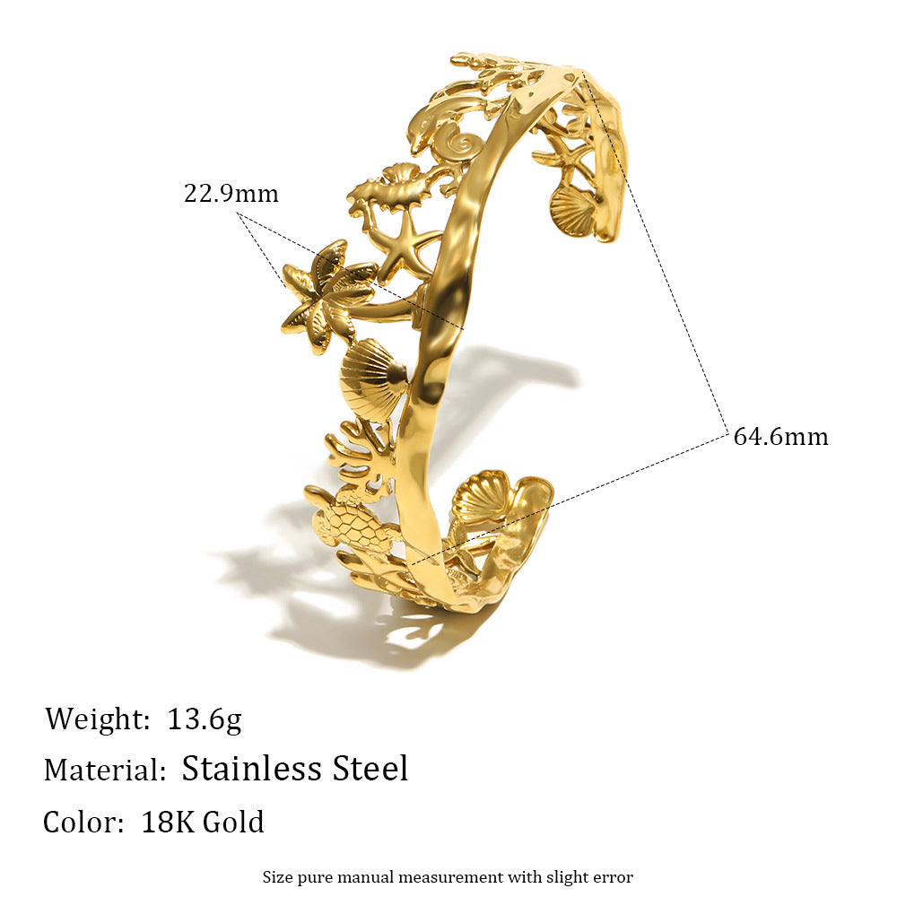 Pulsera Minimalista de Acero Inoxidable con Baño de Oro de 18K, Inspirada en el Océano con Motivos de Concha Marina y Estrella de Mar