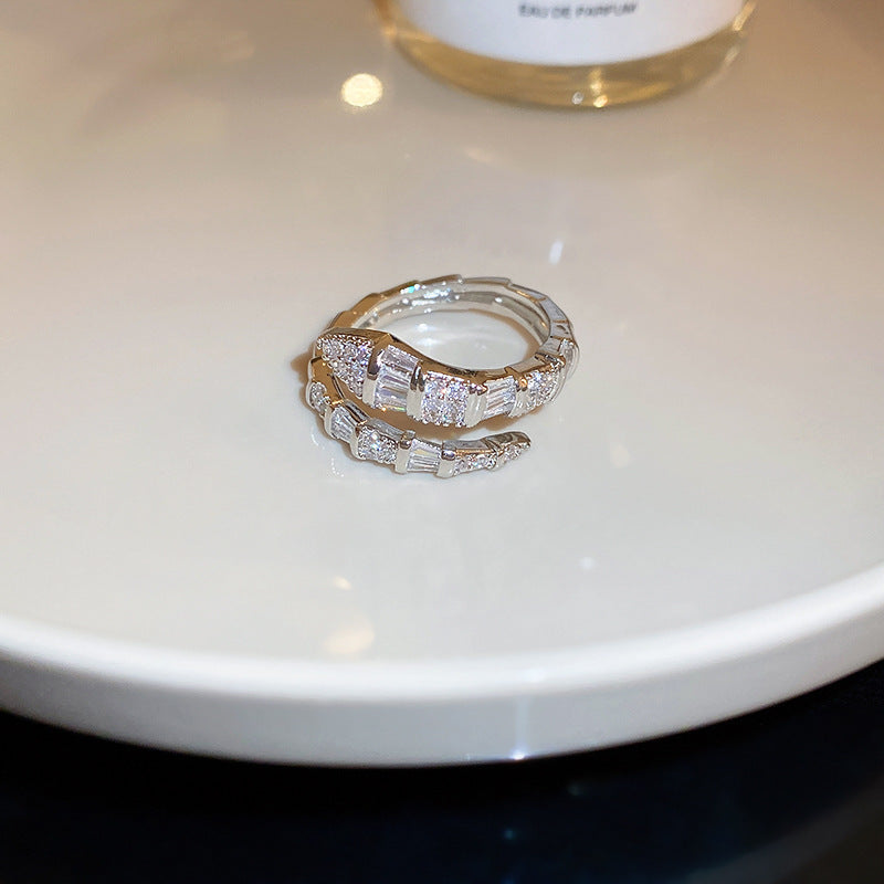 Anello da donna aperto a rombo a forma di fiore di iris in rame con intarsio di zirconi, ispirato al vintage