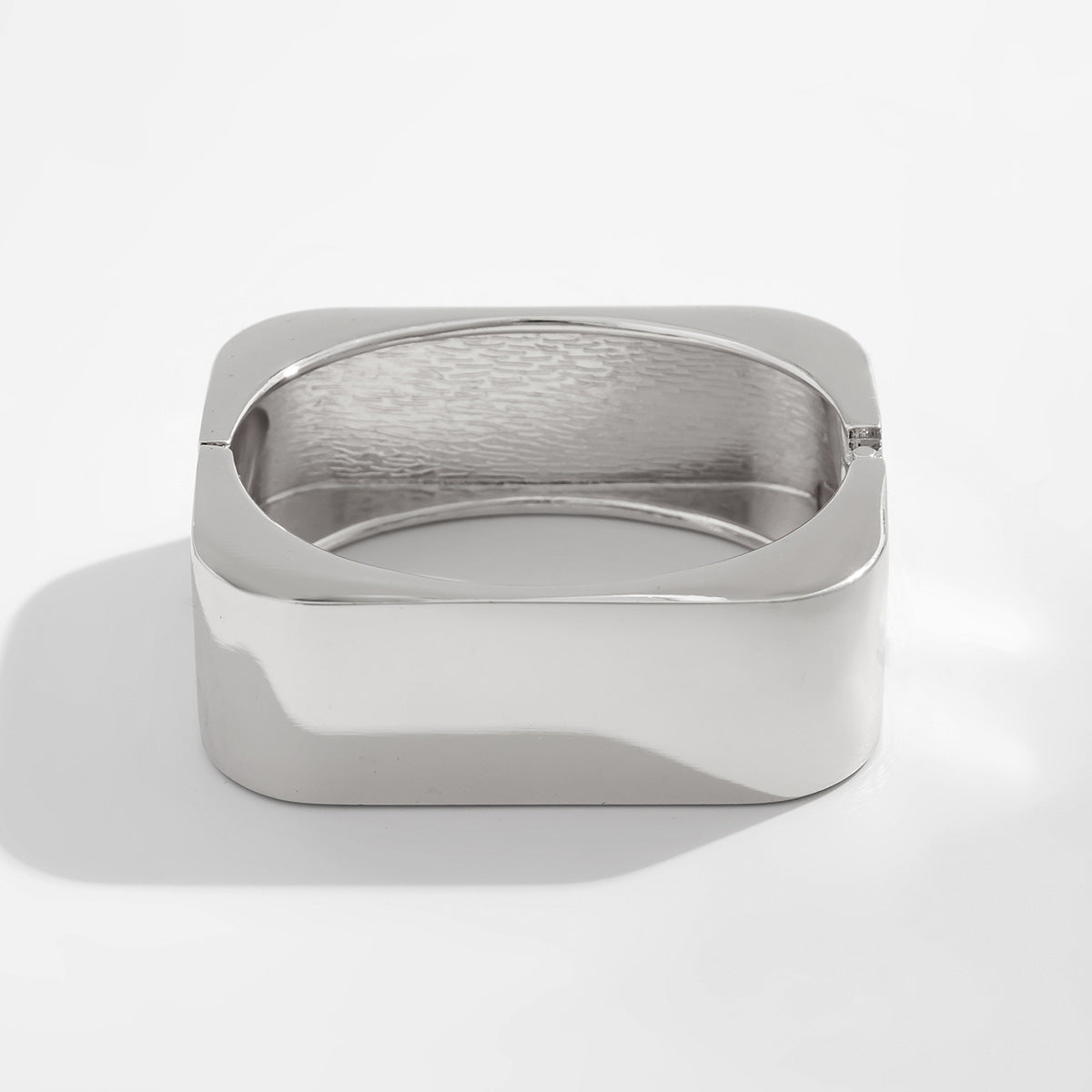 Pulsera rígida abierta geométrica minimalista dulce y moderna para mujer con aleación chapada con acabado de espejo y cierre de muelle