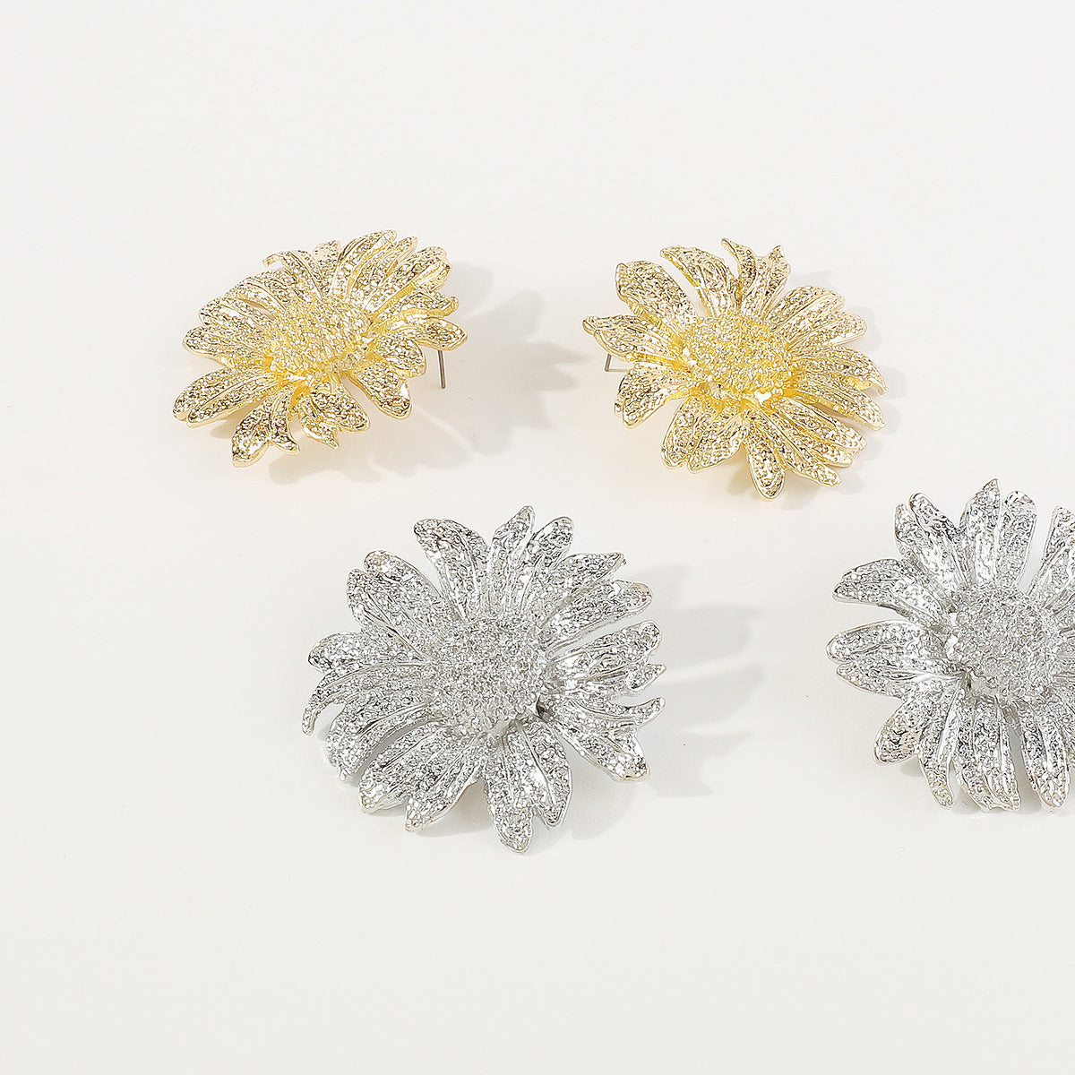 Pendientes de aleación con forma de girasol, de diseño dulce y atrevido, con acabado chapado y diseño floral geométrico para mujer