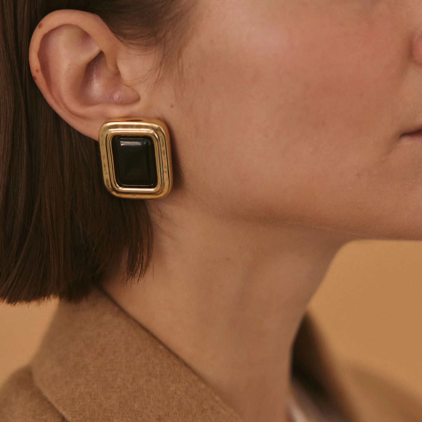 Orecchini a perno geometrici minimalistici in agata nera in acciaio inossidabile con placcatura in oro PVD sottovuoto per donna