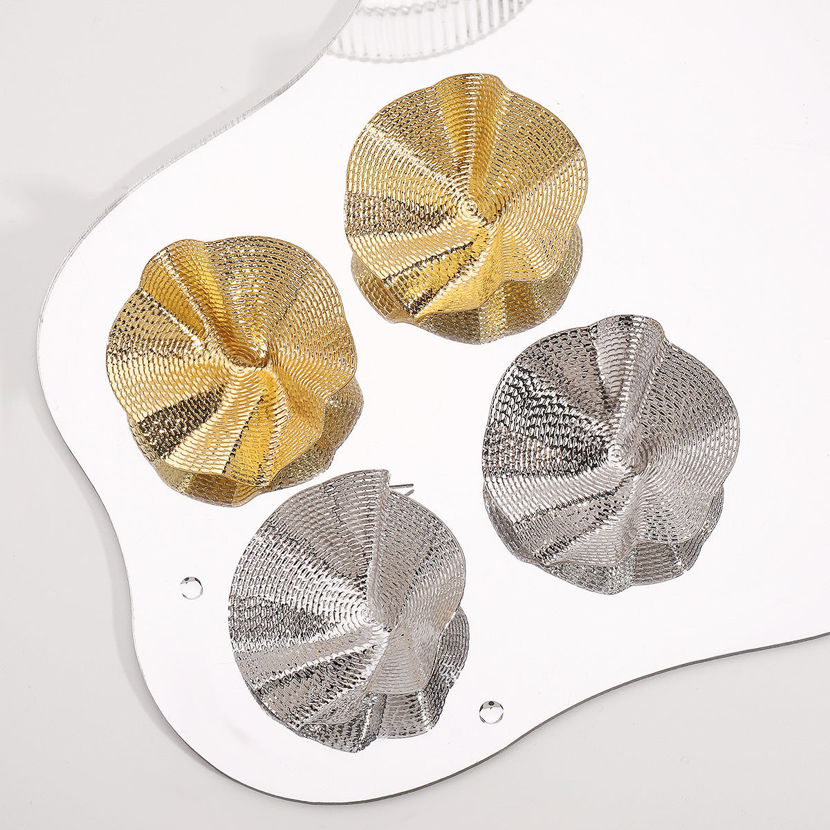 Elegantes aretes de hoja con volantes geométricos para mujer con base de hierro y acabado chapado