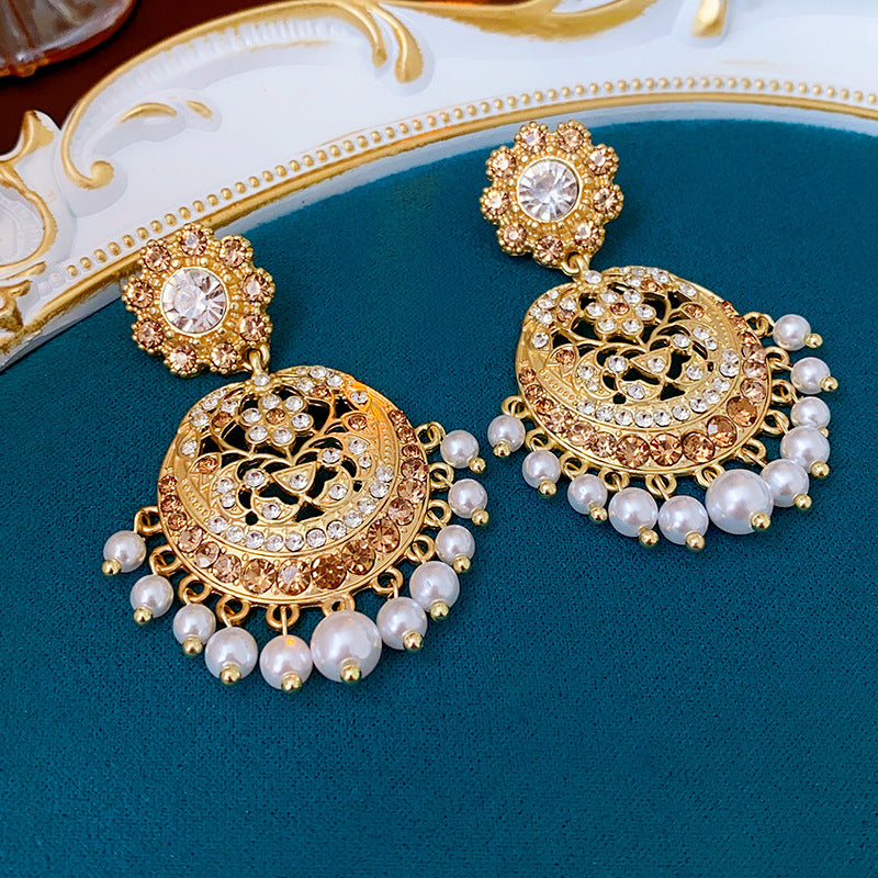 Orecchini a perno vintage geometrici in lega con strass e intarsio di perle, design traforato, ganci placcati argento da donna