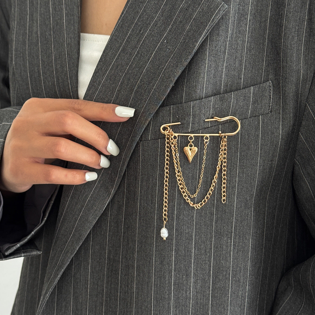Punk Hip-hop Heart Shape Imitation Pearl Plated Brooch with Chain Tassel for Women