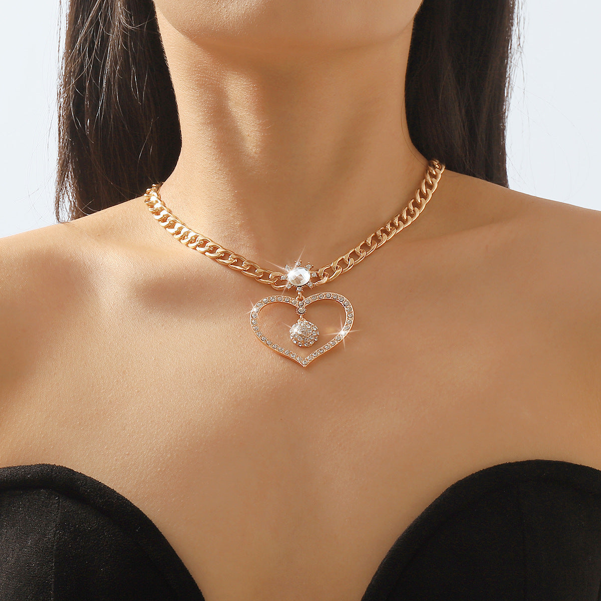 Collar con colgante de corazón hueco geométrico dulce y atrevido para mujer con incrustaciones de diamantes de imitación y cadena de hierro chapado
