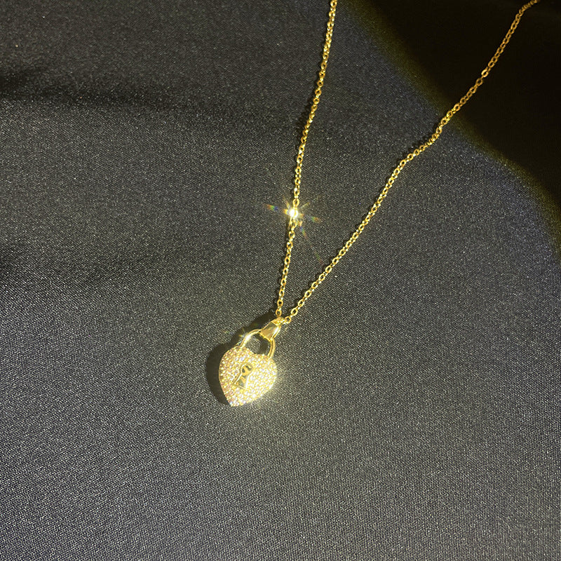 Original y creativo collar con colgante en forma de llave para mujer con incrustaciones de diamantes de imitación y baño de oro sobre acero de titanio
