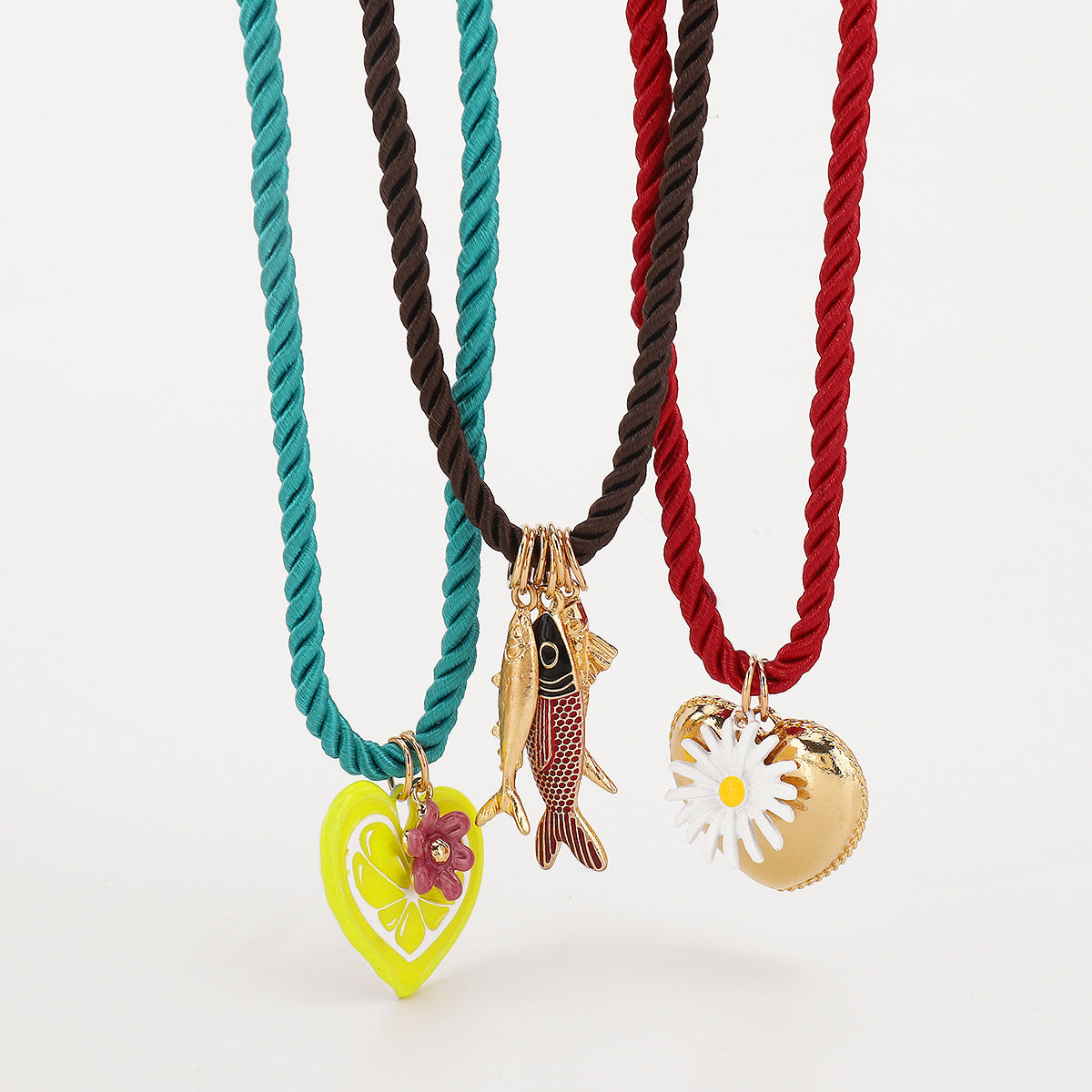 Collar con colgante de corazón y margarita estilo vacacional para mujer con cordón de poliéster, colgante de aleación y acabado esmaltado
