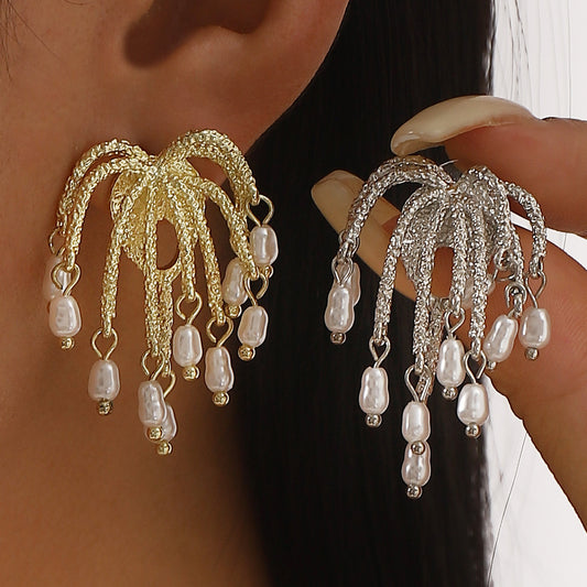 Aretes tipo stud de aleación con forma floral estilo lujo con detalles de perlas de imitación y acabado galvanizado