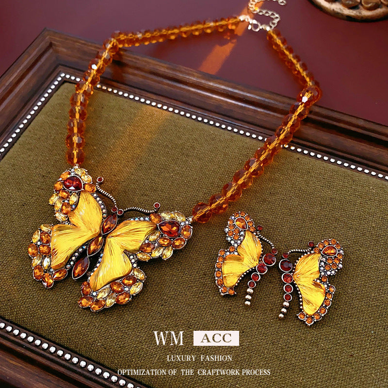 Collana con pendente a farfalla vintage con intarsio di strass in lega per donne, delicata catena per maglione con motivo di insetto artistico ed eleganza retrò