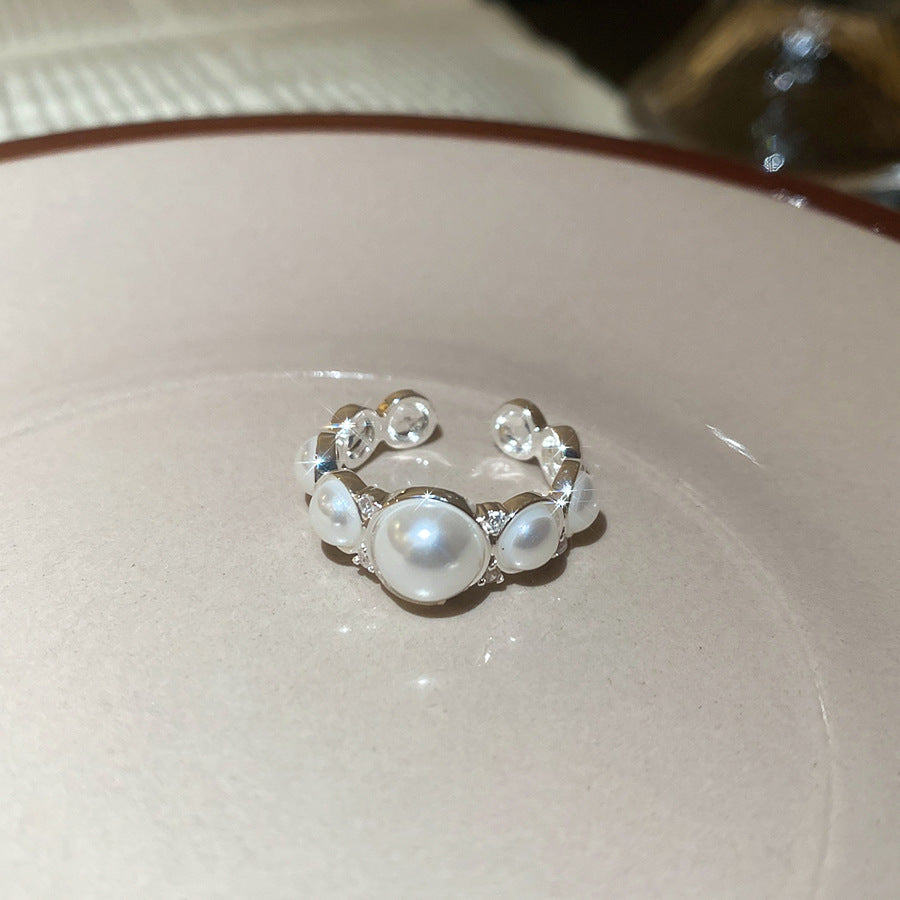 Anello Elegante Retrò Francese di Lusso Leggero con Perla Simulato e Intarsio di Zirconi, Design Geometrico Rotondo da Donna