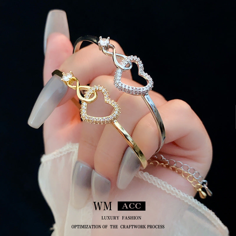 Pulsera minimalista elegante de latón chapado con circonita cúbica y corazón geométrico para mujer