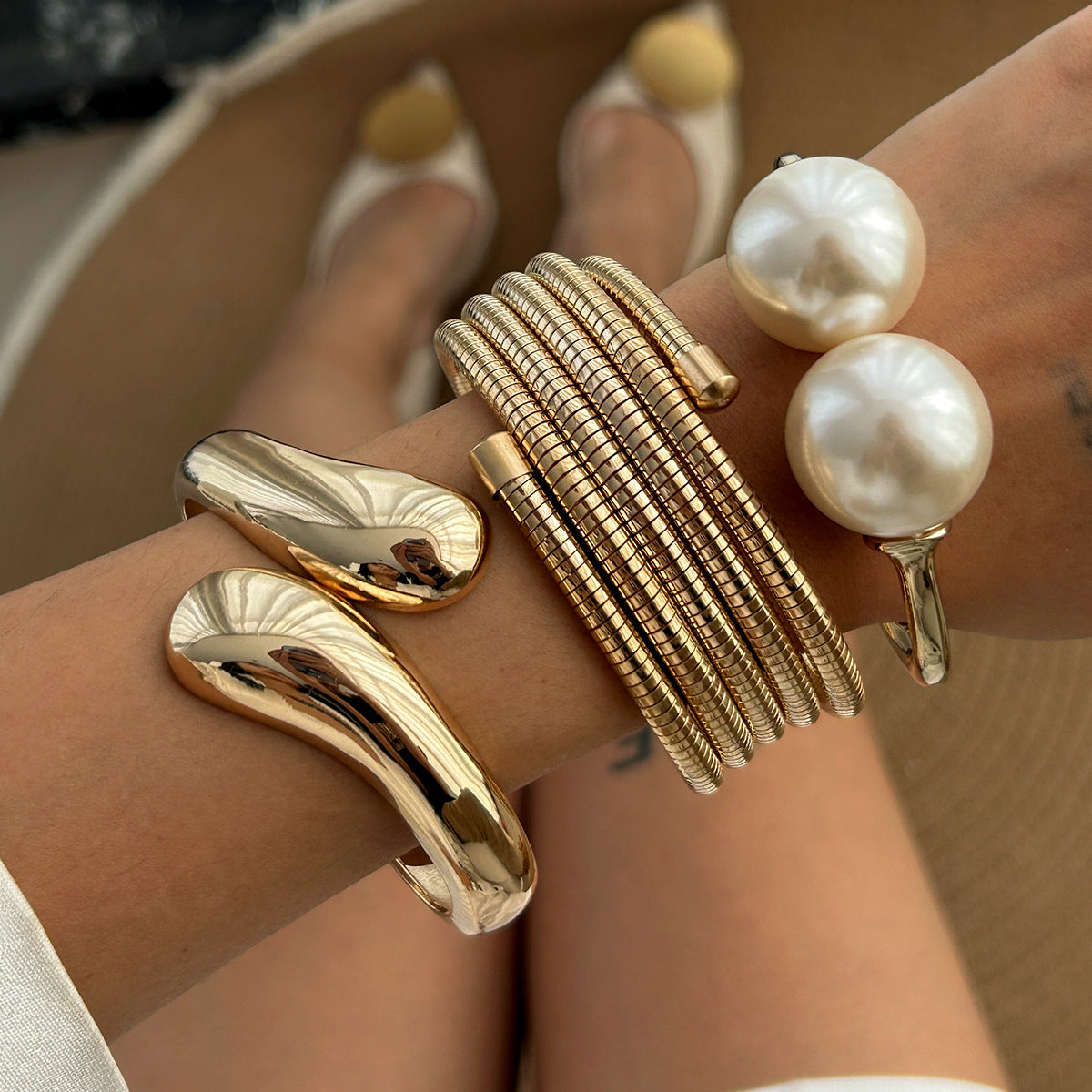 Brazalete de metal geométrico estilo punk con detalle de perla grande para mujer