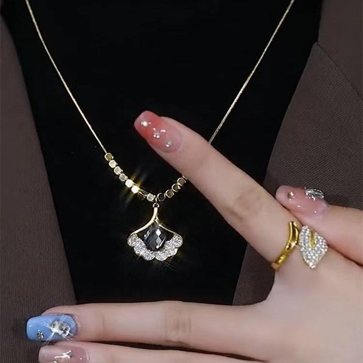 Collana Minimalista con Pendente a Foglia di Ginkgo in Acciaio al Titanio Placcato Oro su Catena Snake per Donna e Uomo