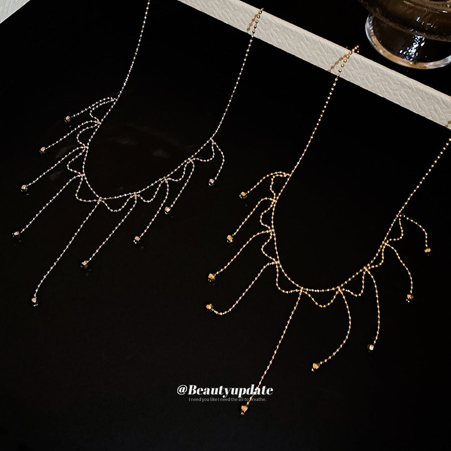 Collana Minimalista Geometrica con Ciondolo a Nappa da Donna con Catena in Metallo Galvanizzato e Design a Lunghezza Clavicola