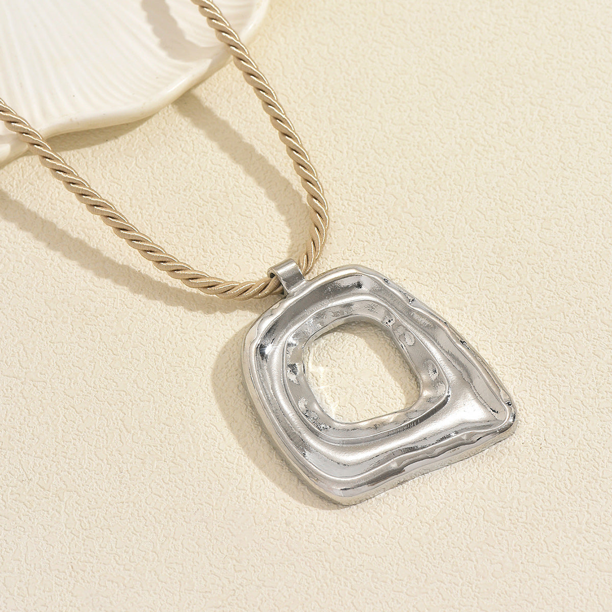 Collana pendente geometrica di lusso da donna, costruzione in lega di zinco e finitura galvanizzata, catena lunga a corda per clavicola
