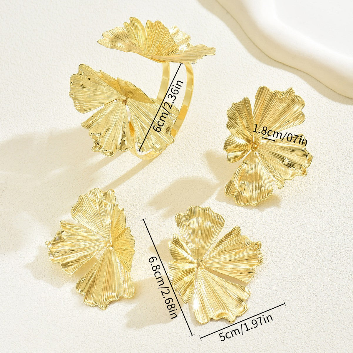 Set di orecchini a perno e bracciale da donna placcato oro con fiori e pieghe, stile pendolare alla moda