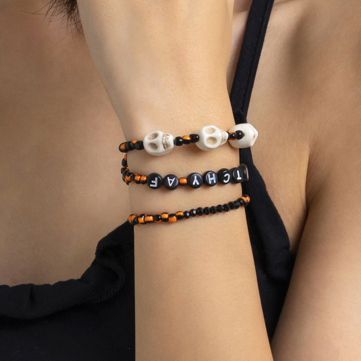 Bracciale elasticizzato con teschio in stile punk e perline con lettere per donna con componenti in resina e design geometrico