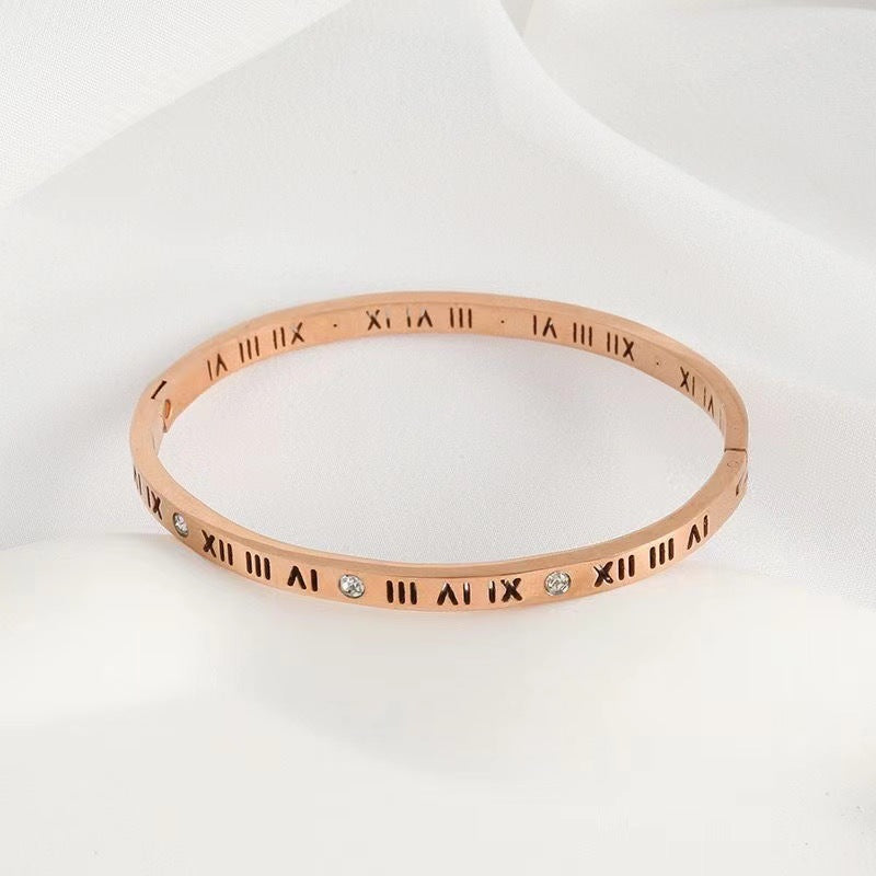 Elegante bracciale da donna con numeri romani in acciaio al titanio con finitura placcata