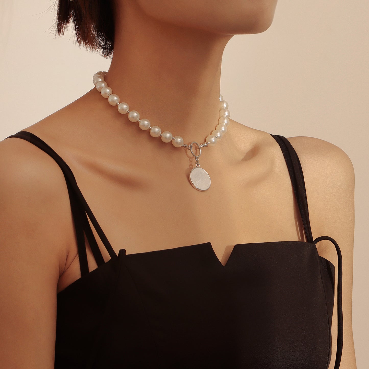 Fashionable OL Style Geometric Circle White Mother-of-Pearl Pendant Necklace for Women with Alloy Base and Electroplated Finish