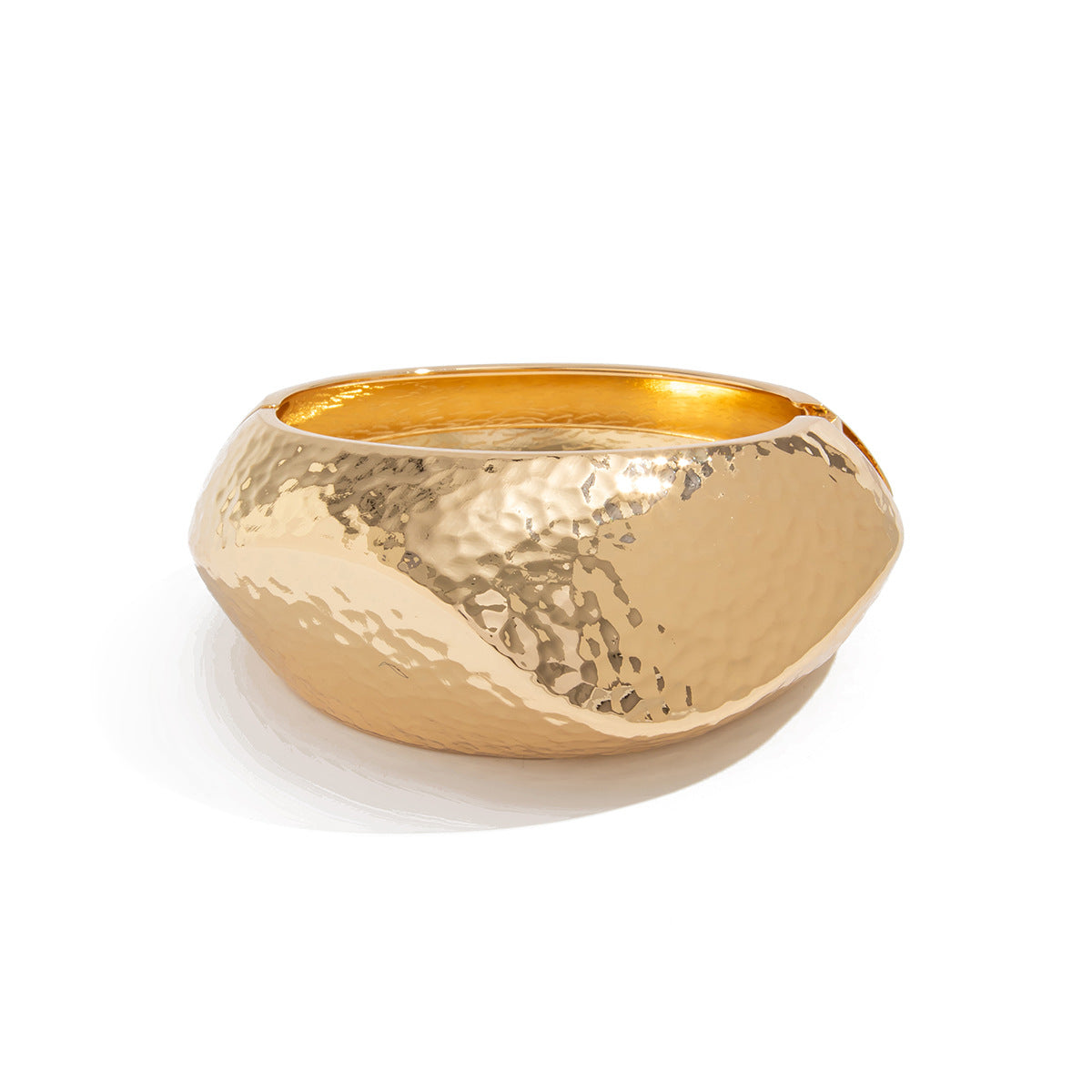 Pulsera de puño de aleación con textura geométrica, acabado martillado y cierre de resorte para mujer