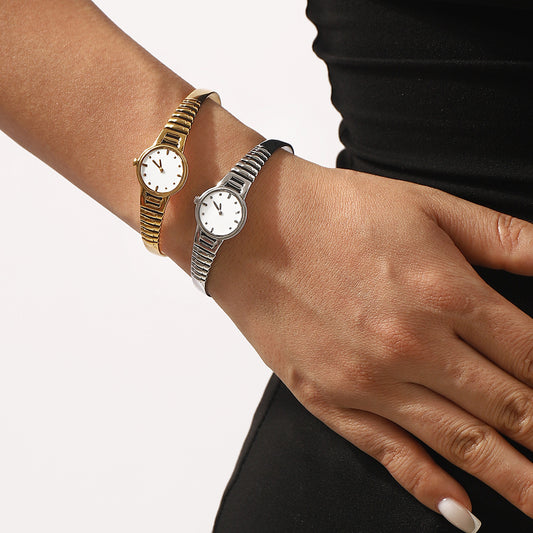 Brazalete de Reloj Minimalista de Acero Inoxidable para Mujer con Acabado Chapado y Estilo de Pulsera Abierta Ajustable