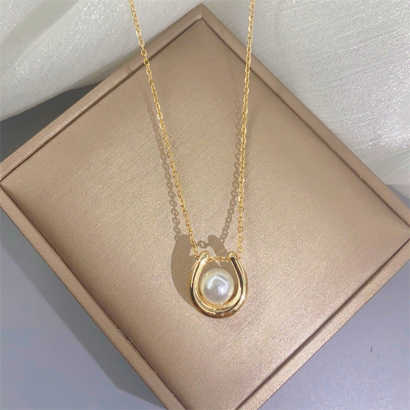 Collana con Ciondolo a U Geometrico Minimalista in Acciaio al Titanio Placcato Oro da Donna