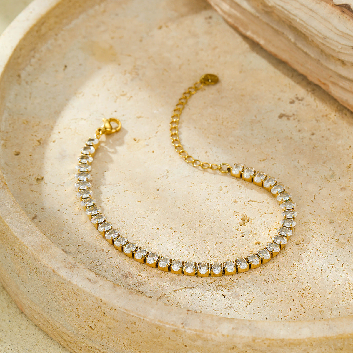 Pulsera geométrica ovalada de circonitas de acero inoxidable bañada en oro de 18 quilates a la moda para mujer