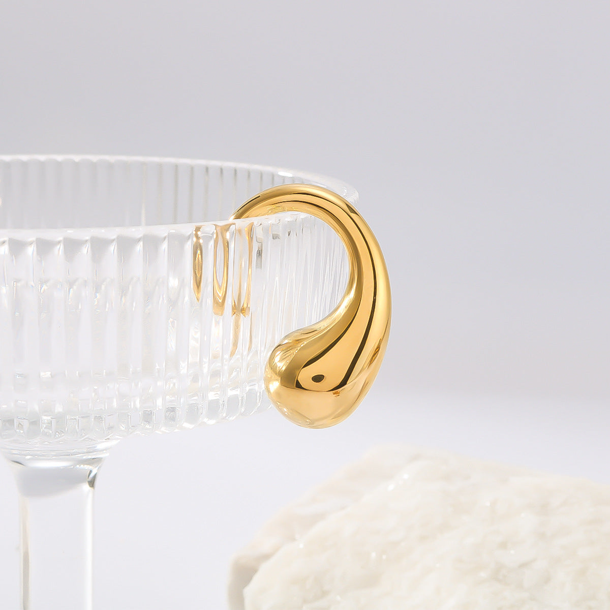 Minimalist Titanium Steel Drop-Shaped Opening Ring for Women with 18K Vacuum Plating and Hypoallergenic Stainless Steel Construction