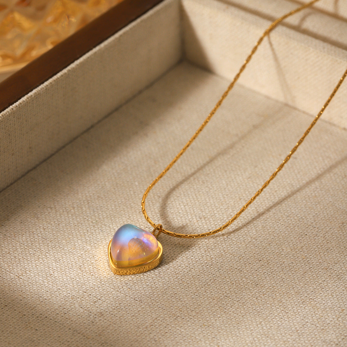 Collana a Cuore da Donna Trendy in Acciaio Inossidabile Placcato Oro 18K con Intarsio in Pietra di Luna Naturale
