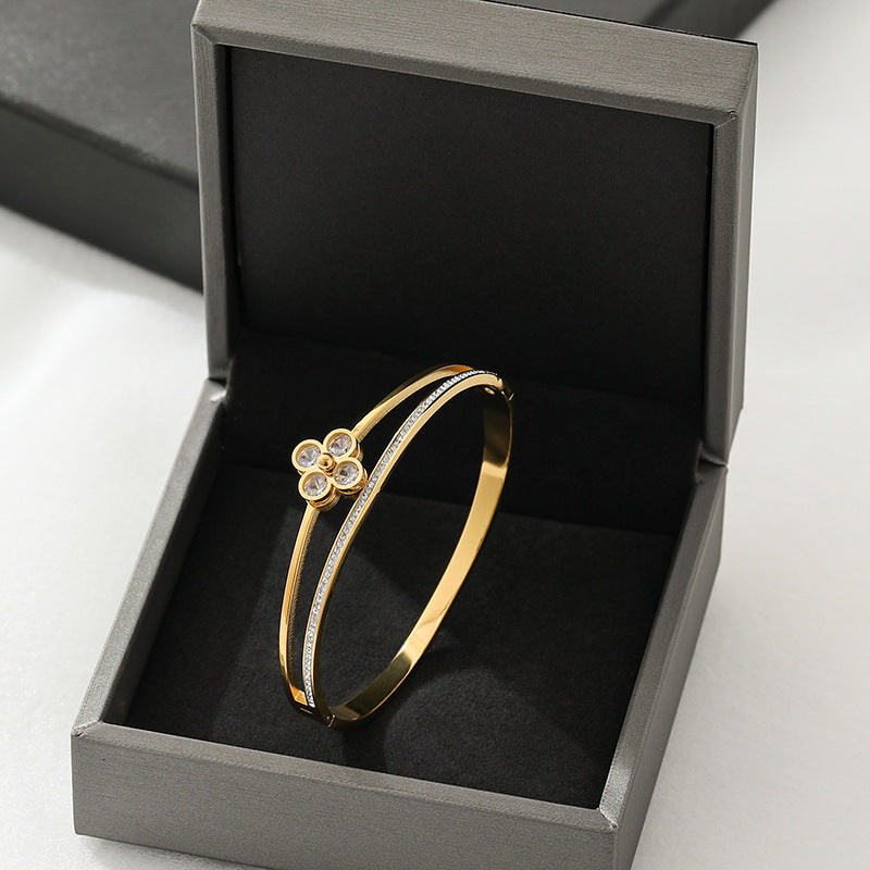 Fashion Minimalist Four-Leaf Clover Titanium Steel Bracelet for Women with Rose Gold Plating
