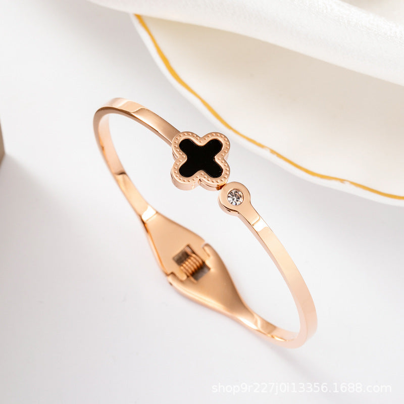 Pulsera minimalista de trébol de cuatro hojas de acero de titanio chapado en oro rosa para mujer con acabado pulido y diseño de abertura ajustable