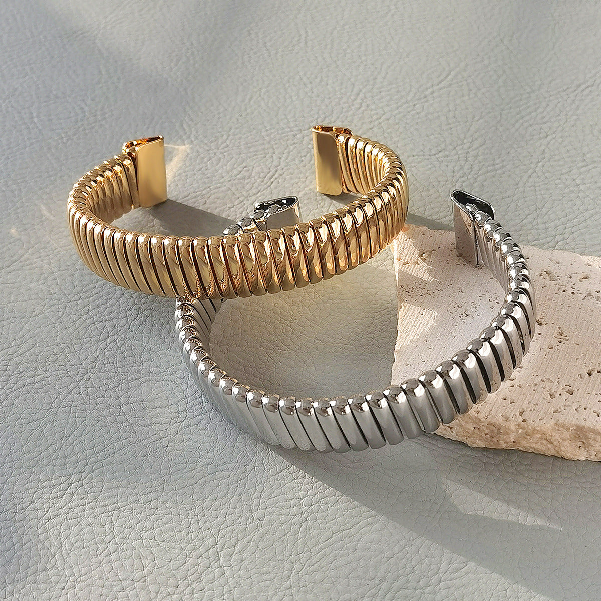 Collar de metal geométrico estilo punk y brazalete para mujer con acabado galvanizado