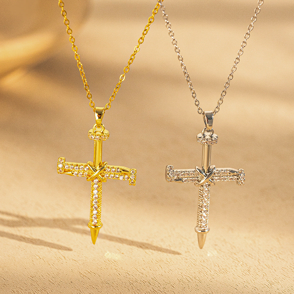 Collana a croce geometrica di lusso leggero, placcata oro 18K in acciaio al titanio con intarsi in strass, pendente con catena a O per donna