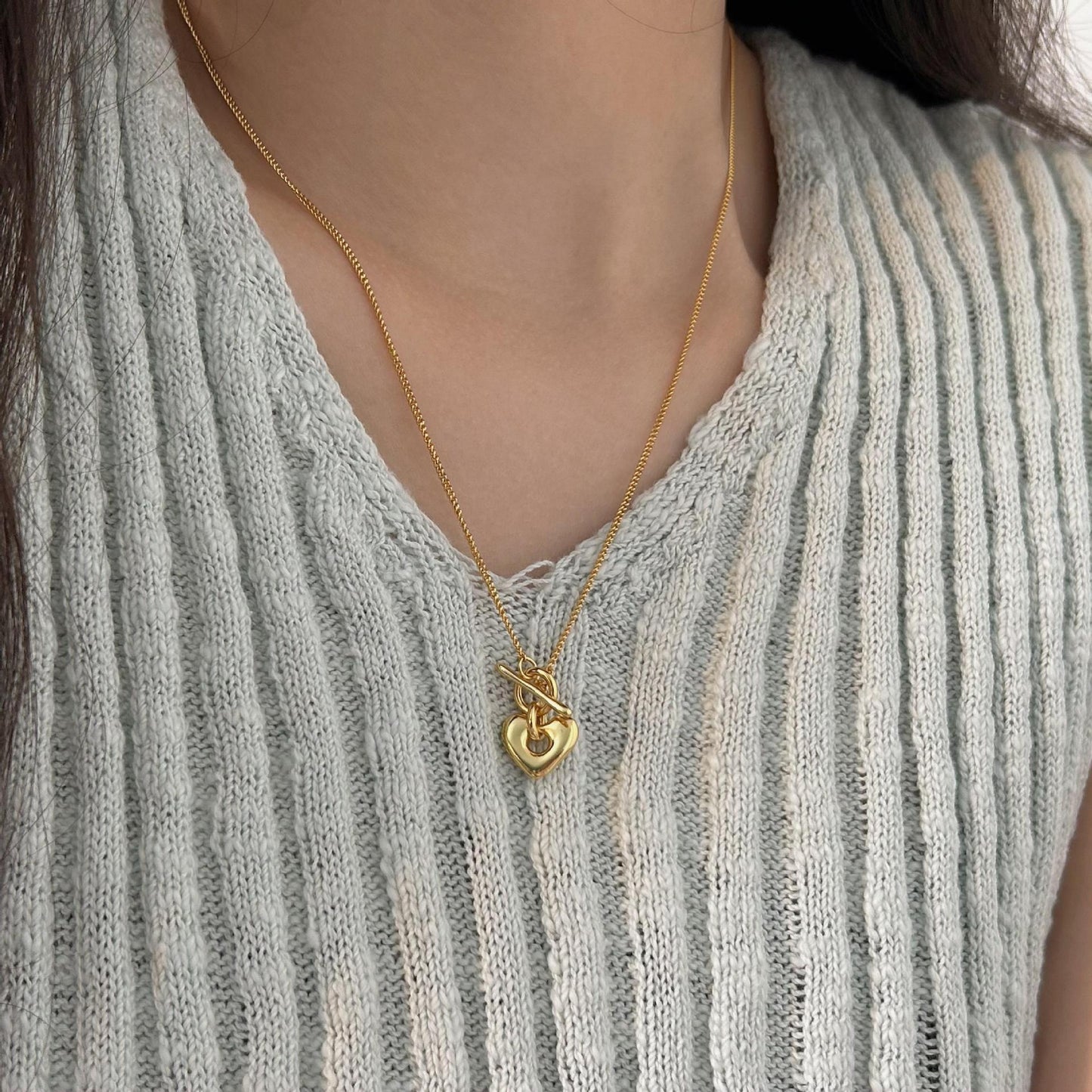 Collana minimalista con chiusura a T in argento sterling 925 a forma di cuore, finitura lucida e catena a maglia incrociata delicata