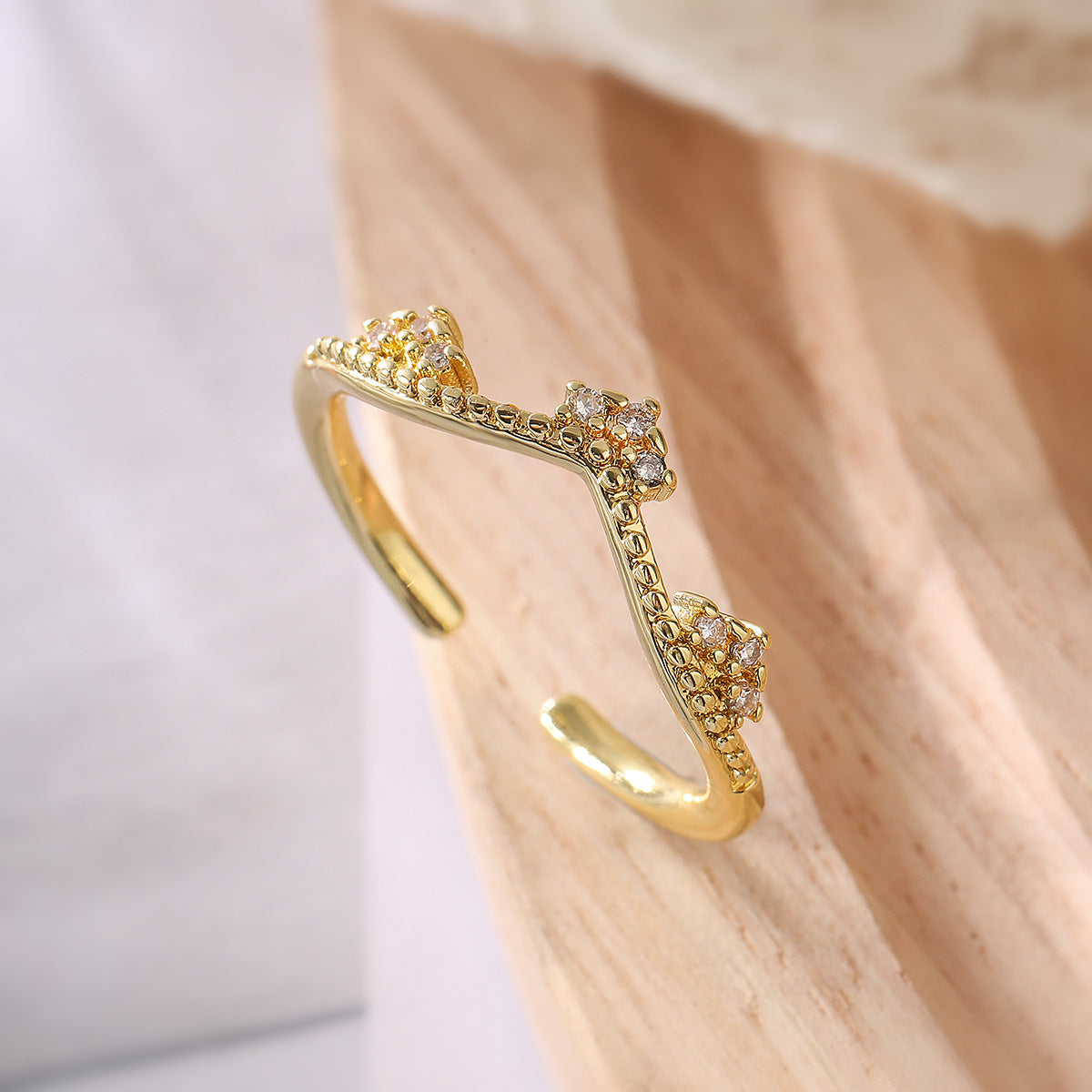Anello regolabile geometrico minimalista in rame placcato oro e zirconi da donna