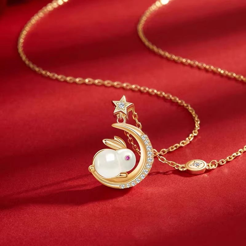 Collana con ciondolo a luna crescente e coniglio di giada, design originale, in acciaio al titanio placcato oro, per uomo e donna, catena a O, a medaglione, regalo di compleanno