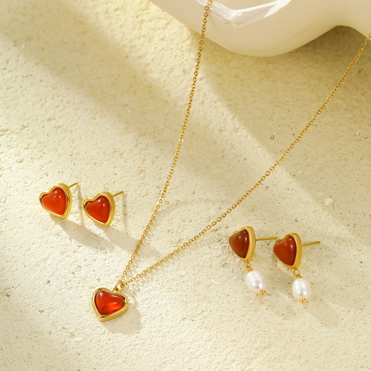 Collana pendente vintage in acciaio inossidabile a forma di cuore con agata rossa e accenti di perle naturali, set di orecchini abbinati per donna