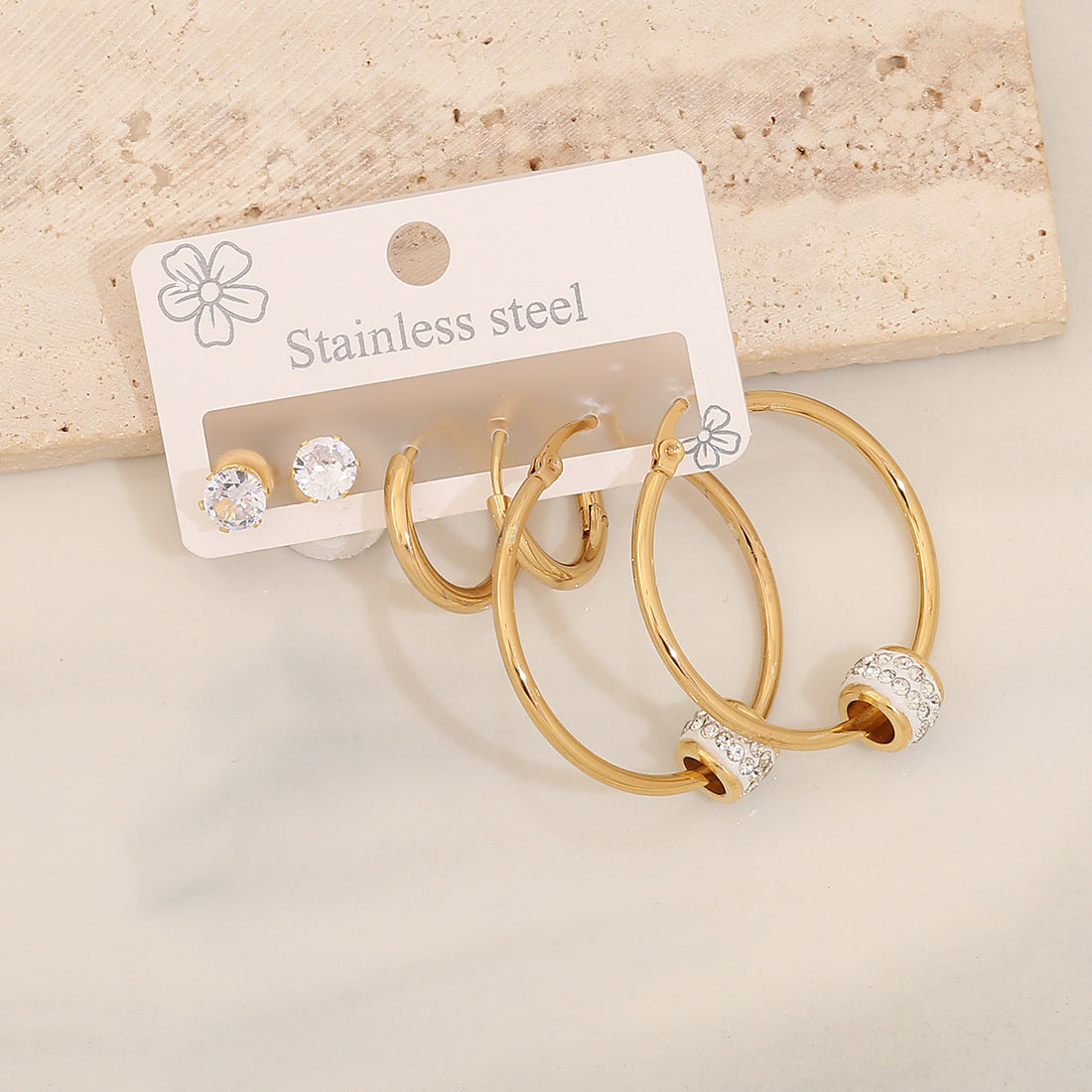 Orecchini a perno geometrici in acciaio inossidabile alla moda con dettagli a cuore in strass da donna