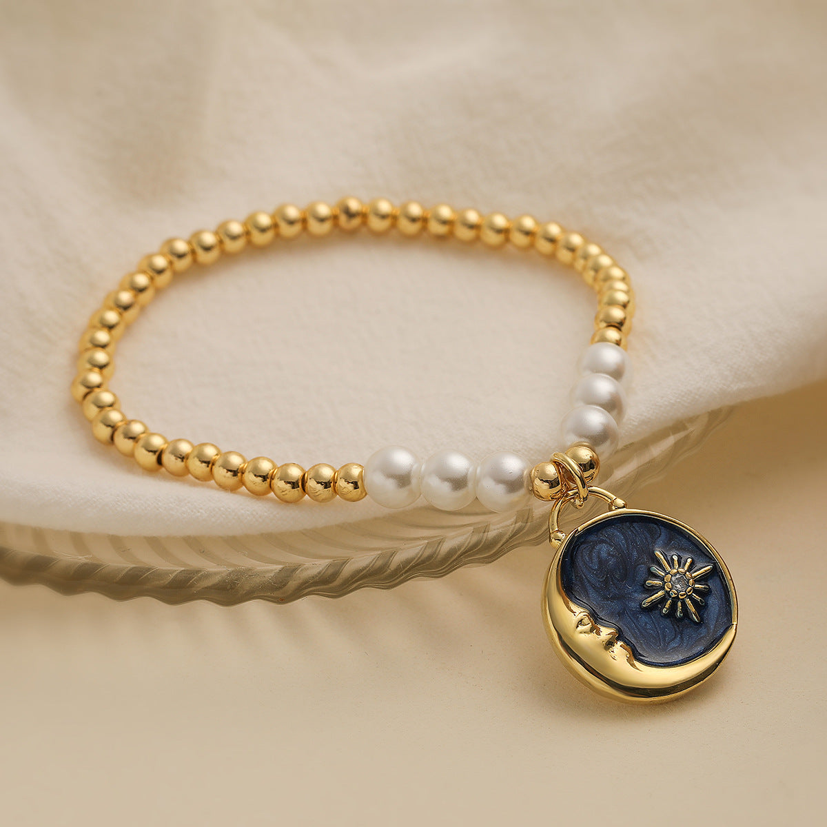 Pulsera de Cobre con Colgante de Sol, Luna, Aceite Caído, Circones y Baño de Oro de 18K para Mujer