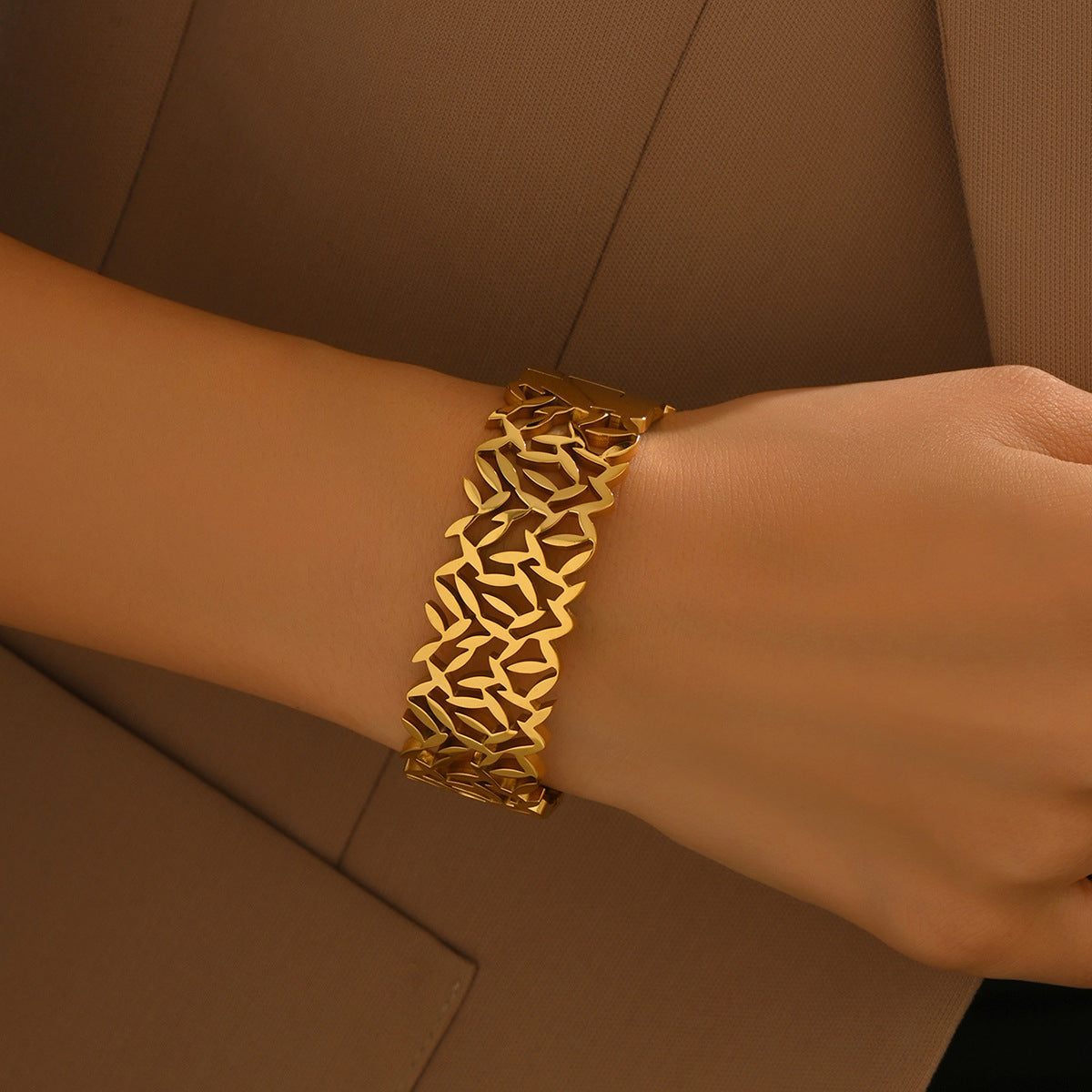 Elegant 18K Gold Plated Geometric Round Titanium Steel Bracelet