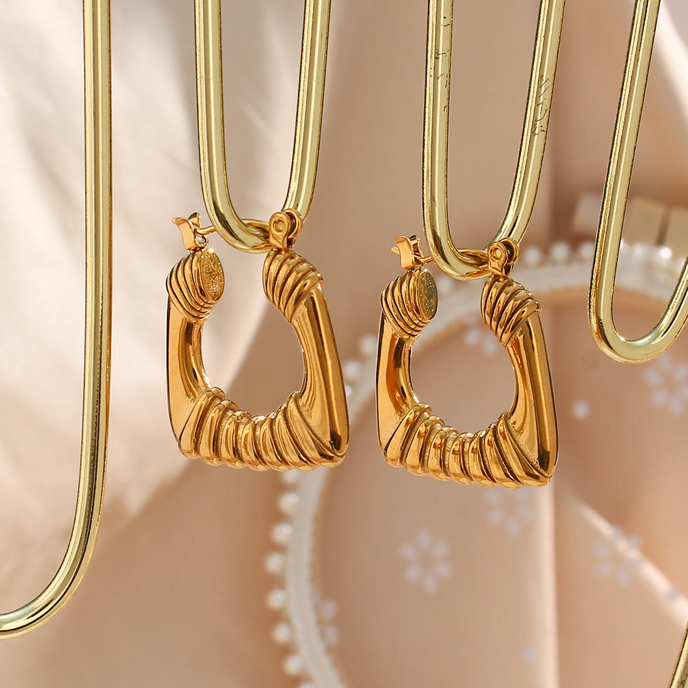 Orecchini a cerchio geometrici vintage in acciaio inossidabile con placcatura in oro 18 carati e dettaglio traforato