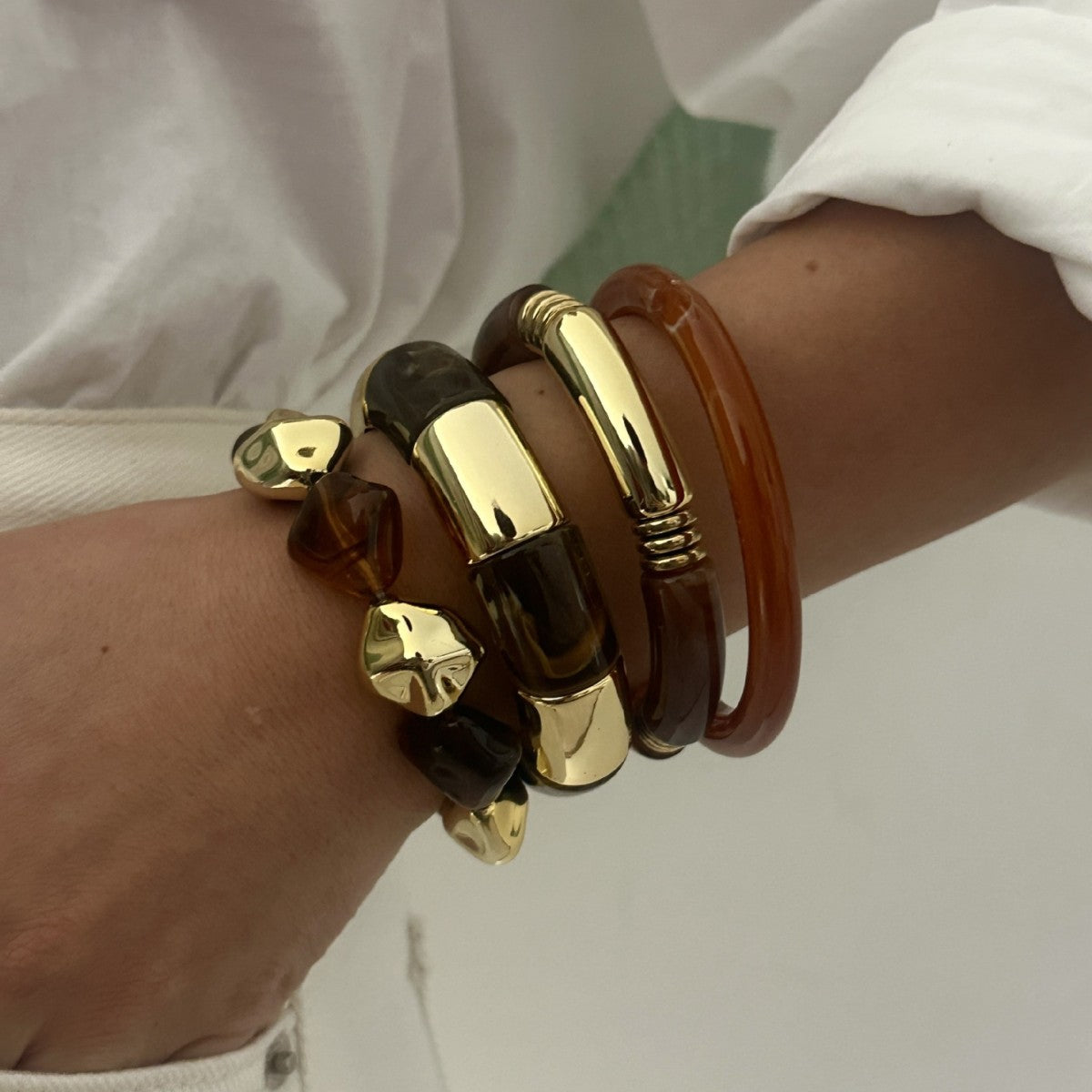 Irregular Pleated Acrylic Bracelet with Drip Oil Finish Geometric Round Design