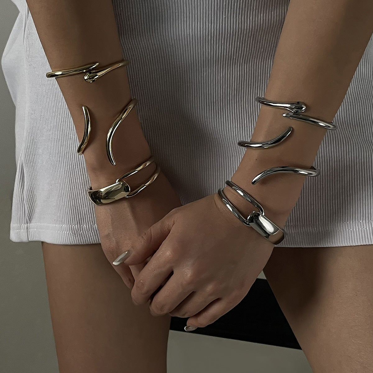 Pulsera minimalista de forma irregular de serpiente con apertura para mujer con acabado de aleación electrochapada