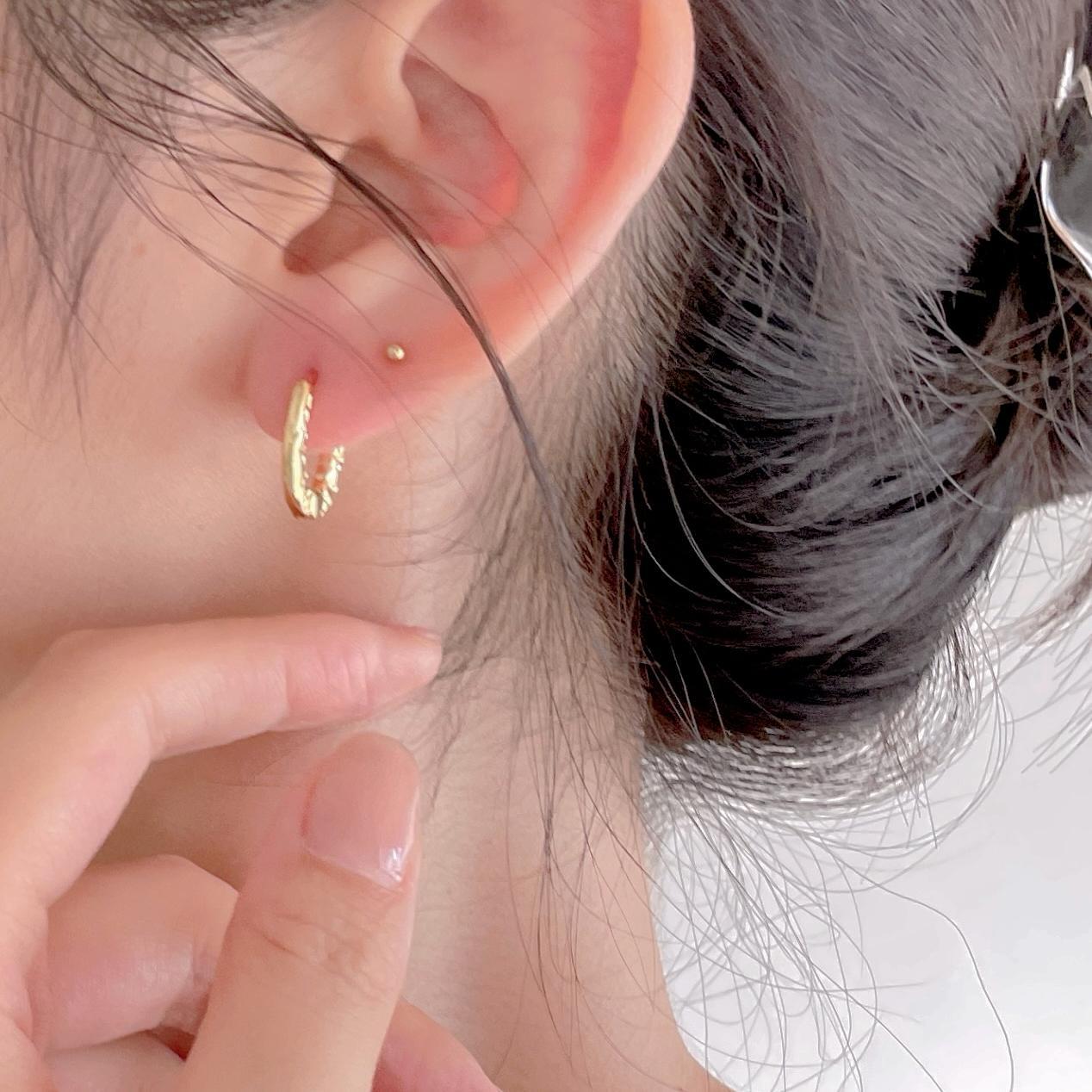 Orecchini a clip da donna in argento sterling 925 dalla forma irregolare e minimalista, con finitura galvanica