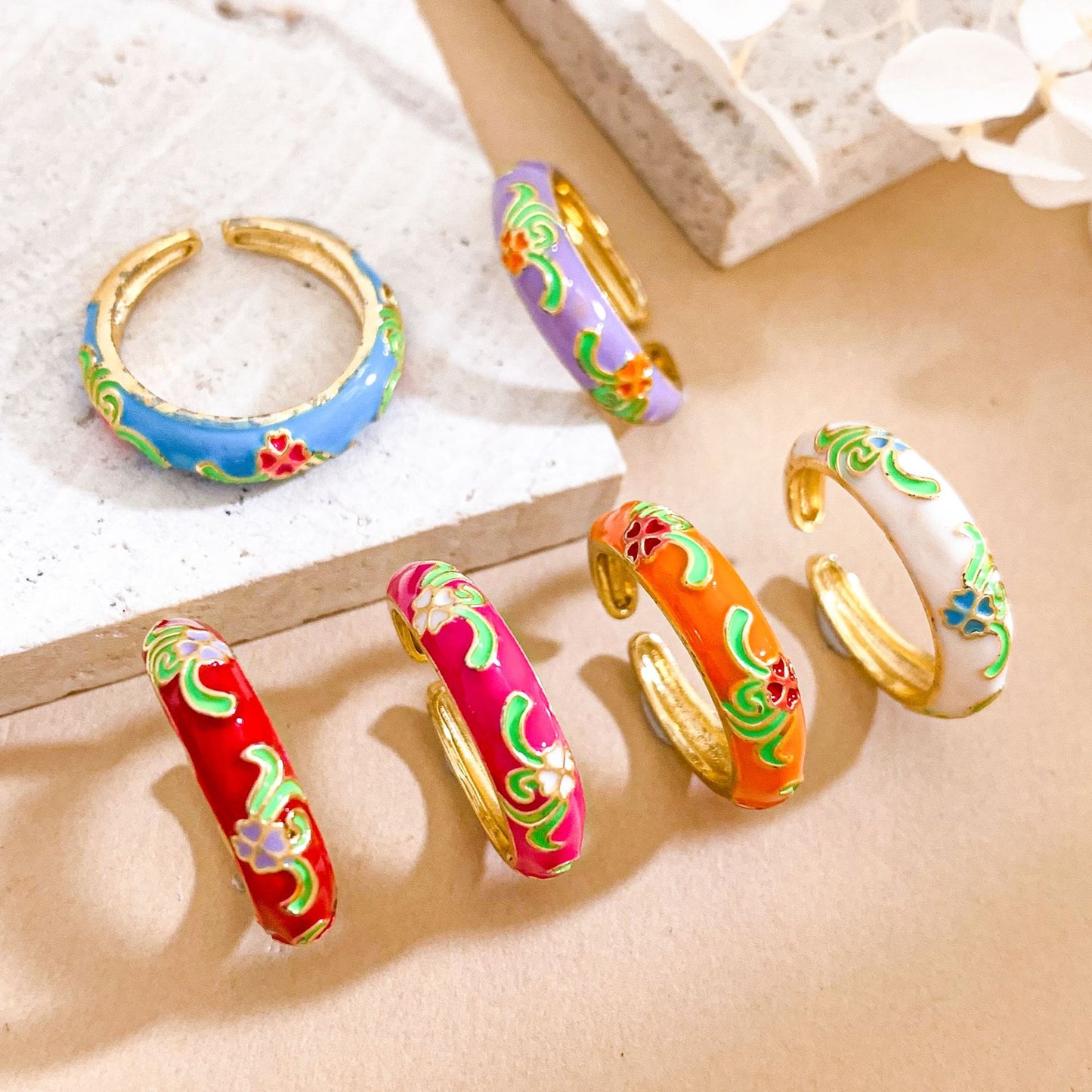 Anillo ajustable minimalista de latón chapado en oro con motivos florales para mujer