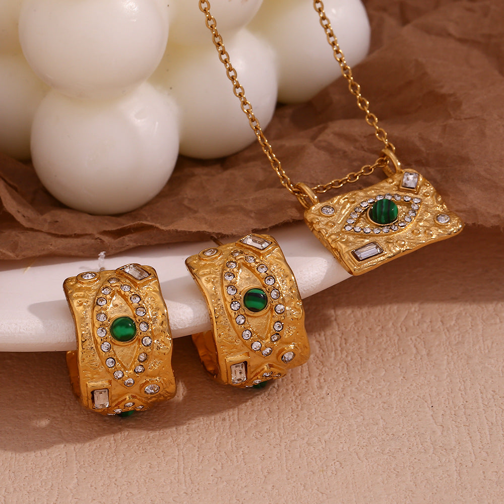 Collana minimalista con pendente geometrico a forma di occhio in malachite e zirconi in acciaio al titanio placcato oro da donna