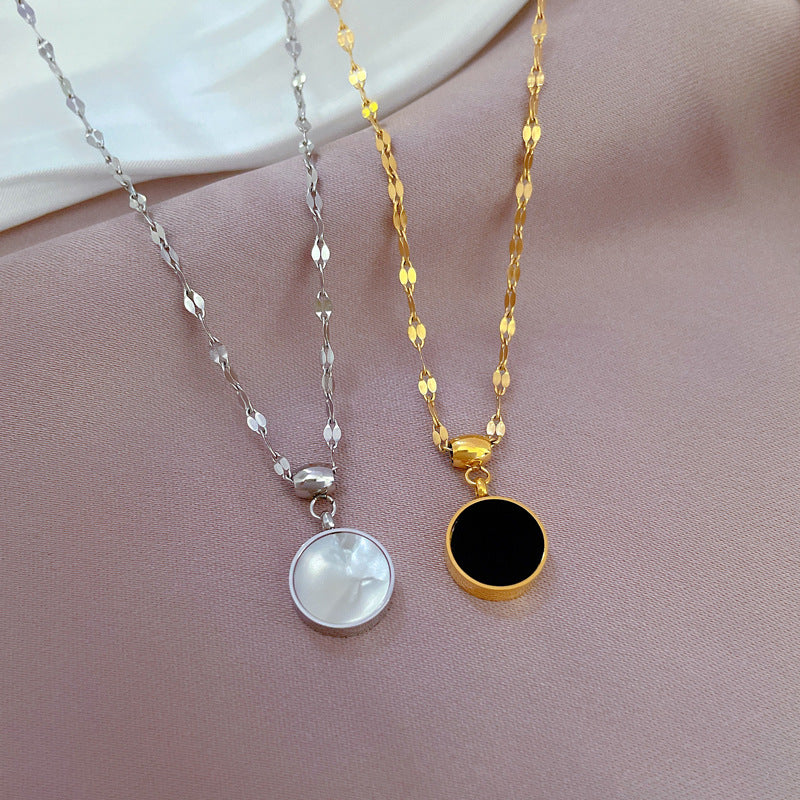 Catena con collana in acciaio al titanio placcata in madreperla geometrica con accento floreale da donna