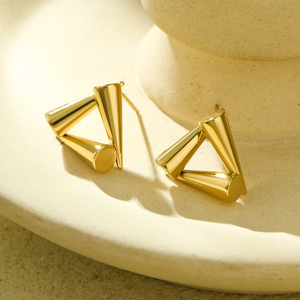 Pendientes de acero inoxidable geométricos minimalistas con diseño en forma de cono, galvanizados para un uso diario elegante y versátil