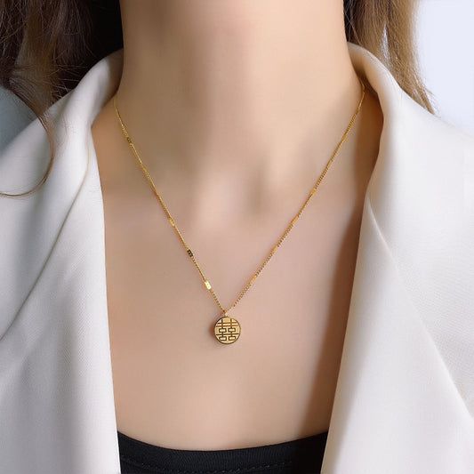 Collana da donna con ciondolo a carattere cinese fronte-retro in acciaio al titanio opaco con simboli Fu e Xi su catena in rilievo