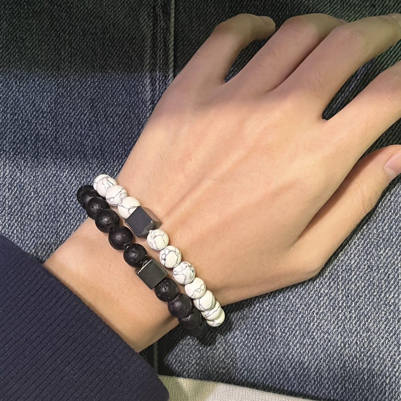 Bracciale Unisex con Perline Turchesi e in Porcellana, Perle in Legno e Ciondolo a Croce Geometrica